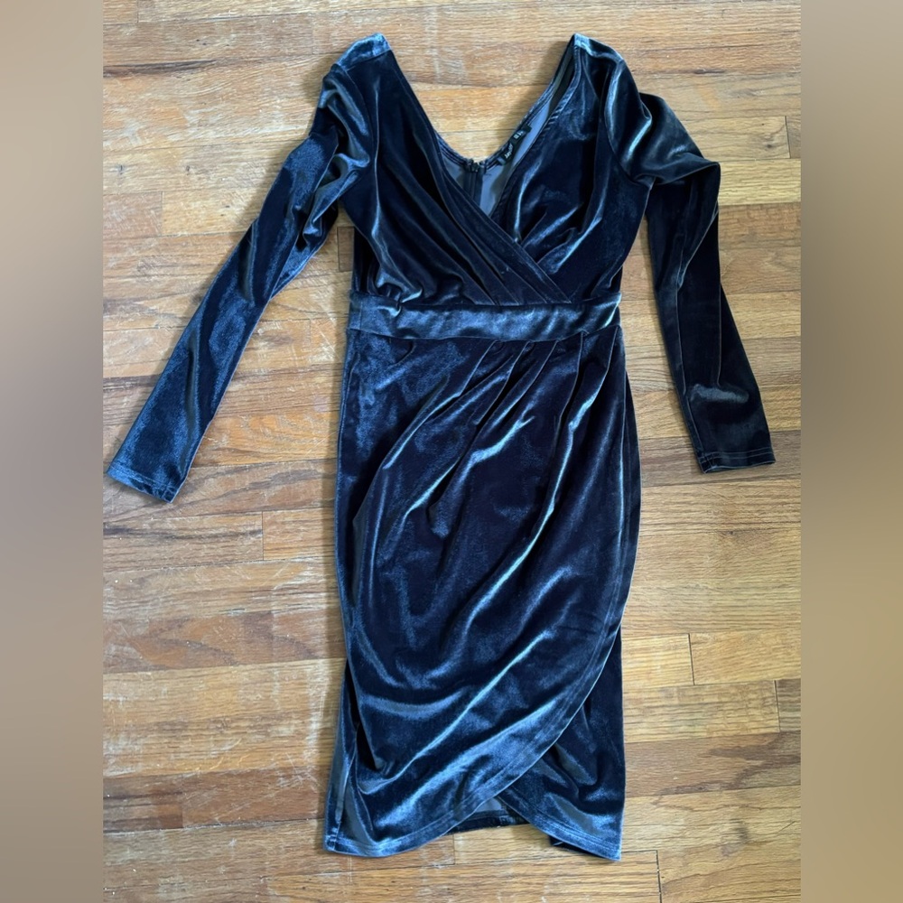 very pretty dress! size small!